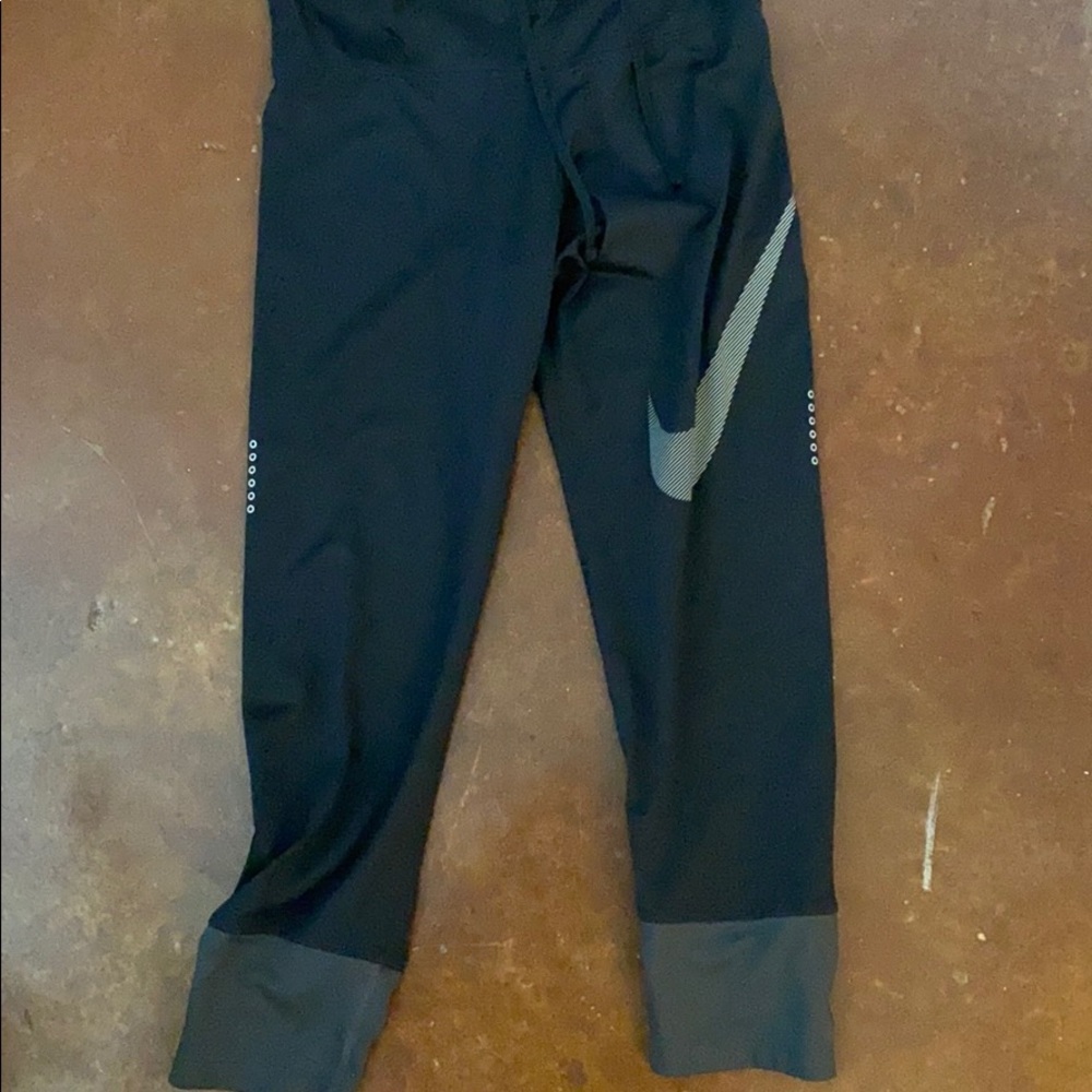 NIKE WOMEN’s CROPPED LEGGING. Worn one time .